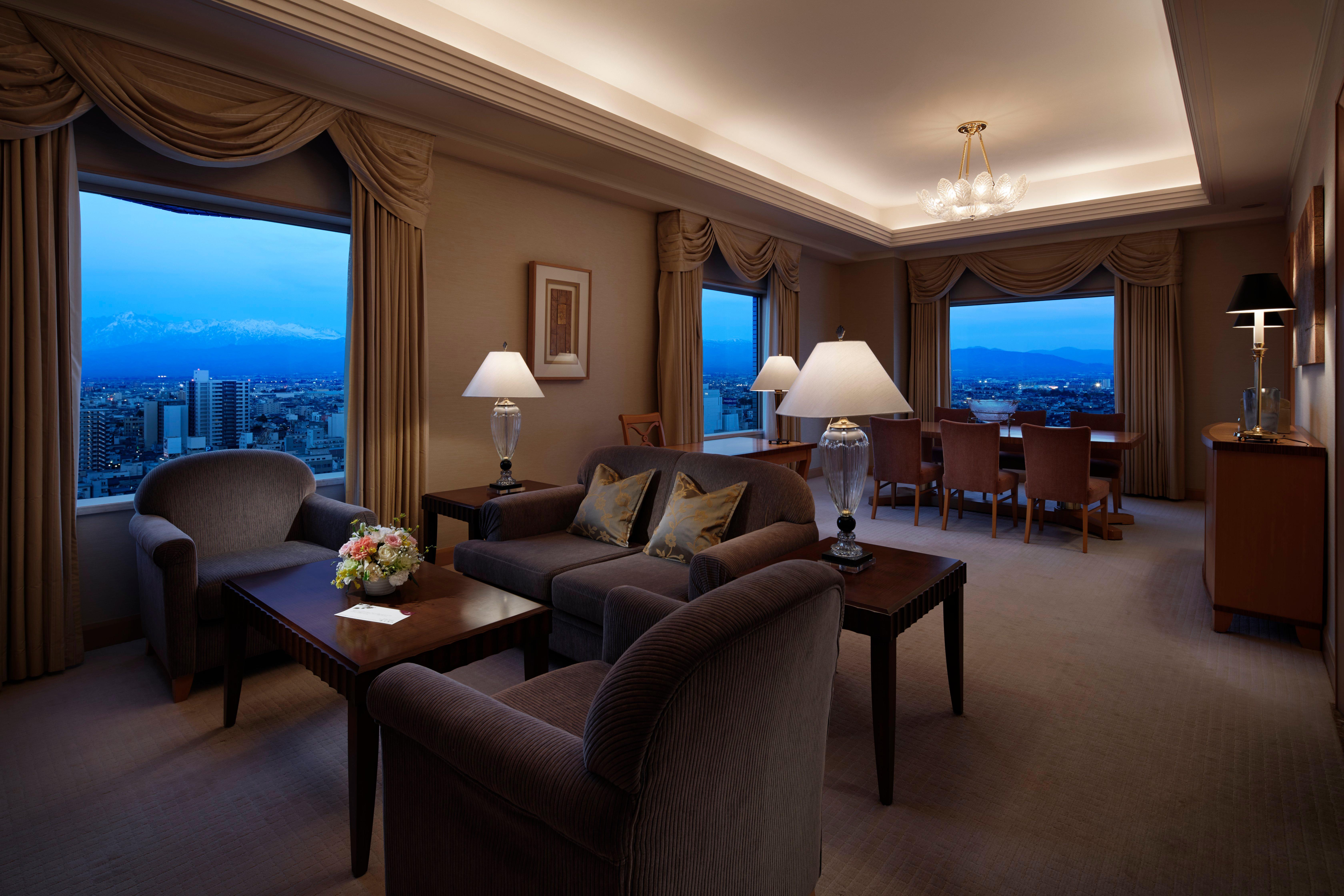 คราวน์ พลาซา อะนะ โทะยะมะ Hotel โทยามะ ภายนอก รูปภาพ